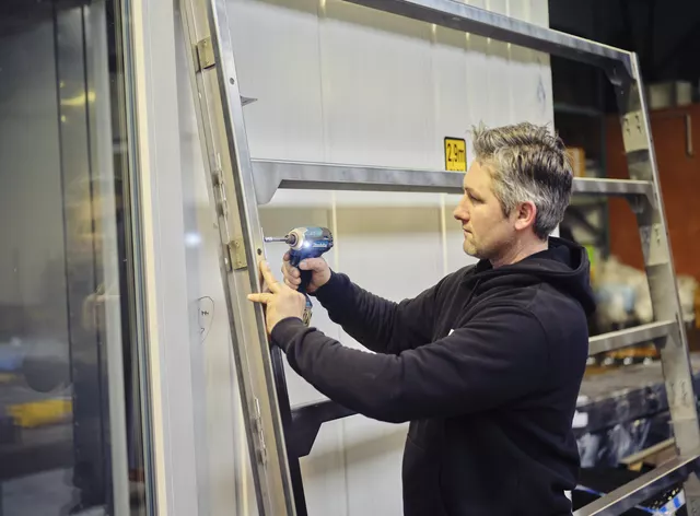Bij Tekto monteren en assembleren we kunststof en rvs.